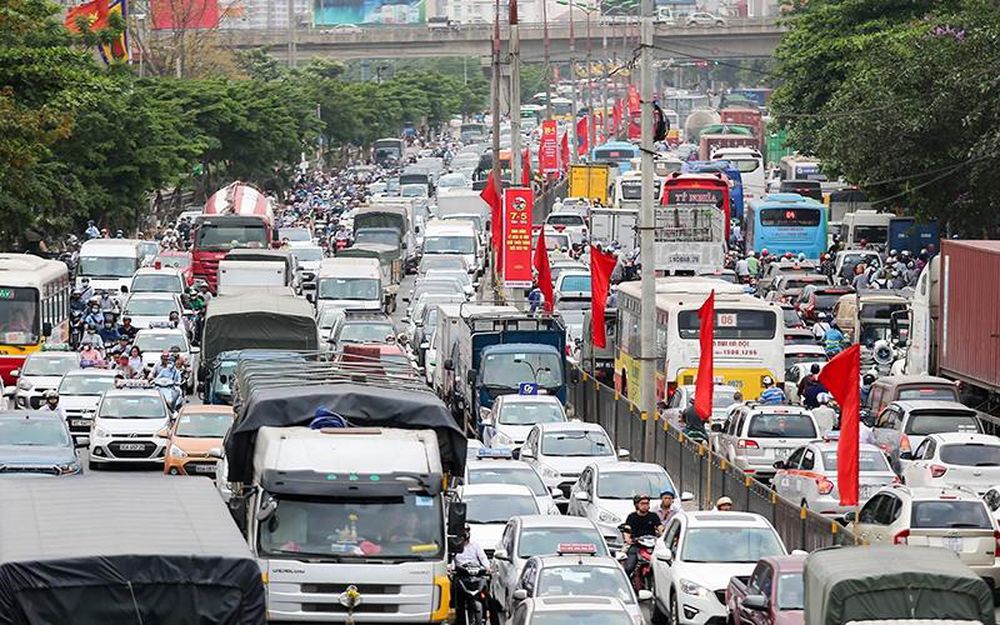 Lưu lượng ô tô rất lớn tại tuyến đường Giải Phóng - Hoàng Mai